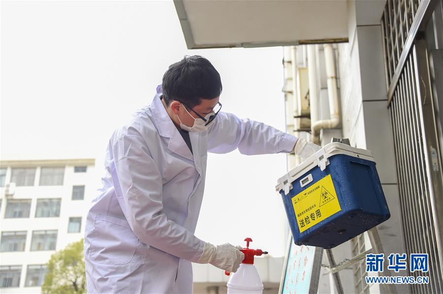 (新華全媒頭條·圖文互動(dòng))(12)滄海橫流顯本色 戰(zhàn)“疫”一線黨旗紅——全國(guó)各領(lǐng)域基層黨組織和廣大黨員奮力打好疫情防控阻擊戰(zhàn)(1)