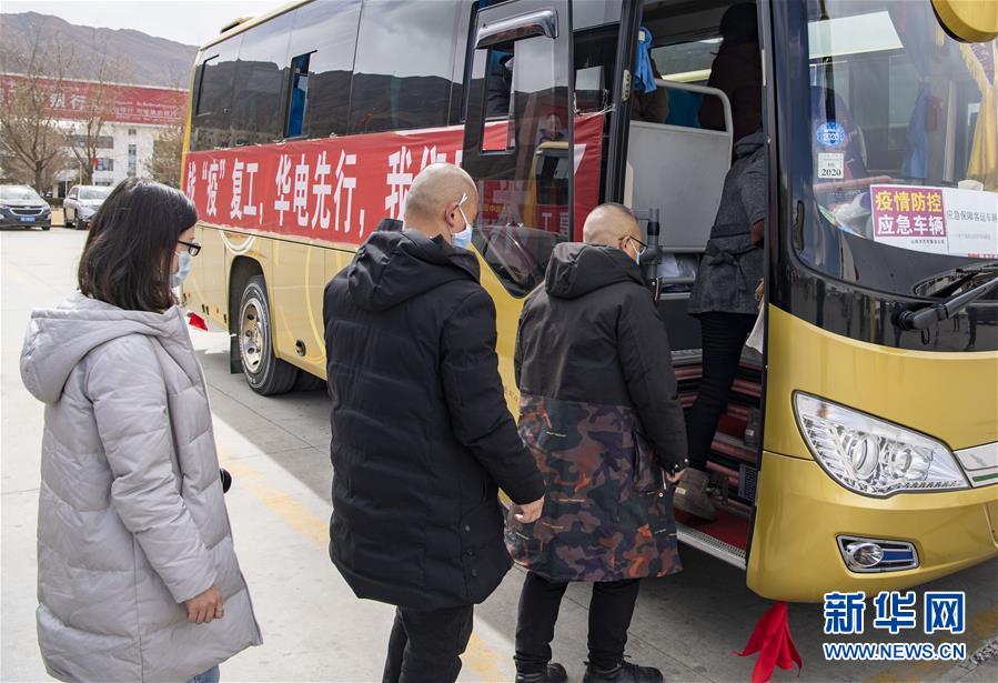 (聚焦疫情防控·圖文互動)(4)“我們也想著早日復(fù)工”——127名農(nóng)民工乘坐包機(jī)返藏復(fù)工側(cè)記