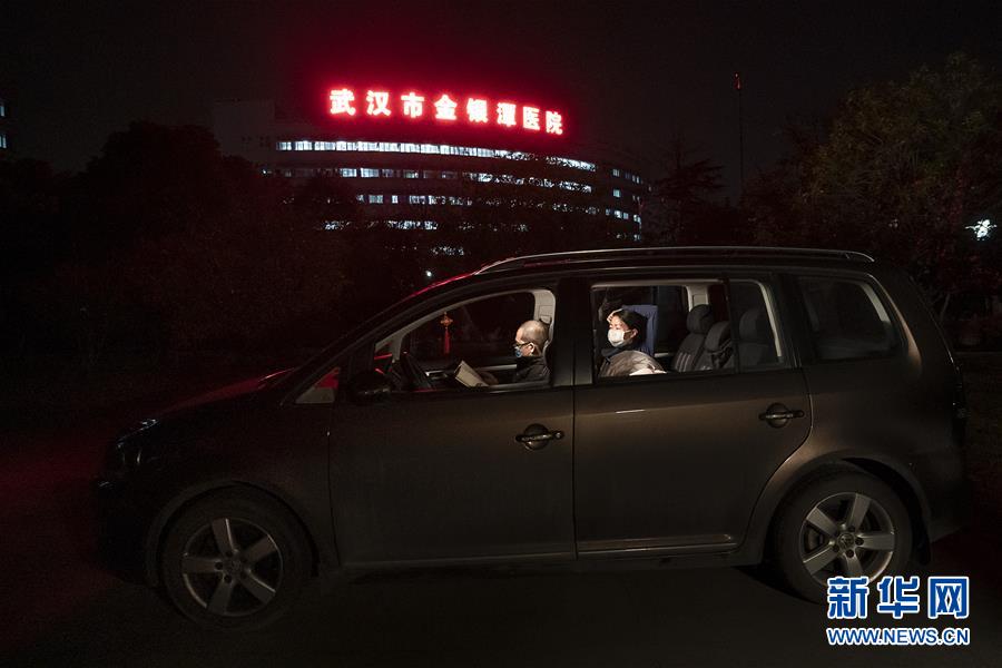 （一線抗疫群英譜&middot;圖文互動）（1）特寫：為節(jié)省10分鐘，這對醫(yī)護(hù)夫妻&ldquo;以車為家&rdquo;