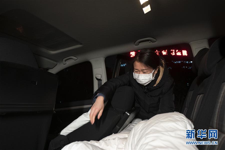 （一線抗疫群英譜&middot;圖文互動）（2）特寫：為節(jié)省10分鐘，這對醫(yī)護(hù)夫妻&ldquo;以車為家&rdquo;