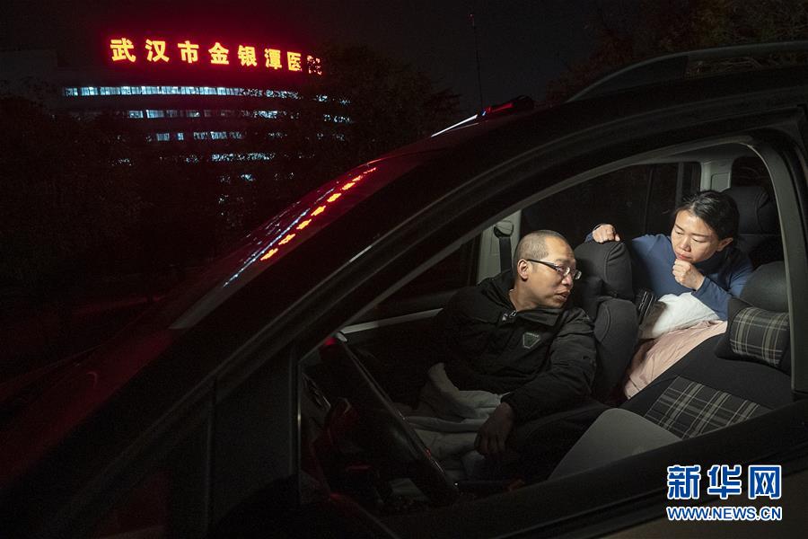 （一線抗疫群英譜&middot;圖文互動）（3）特寫：為節(jié)省10分鐘，這對醫(yī)護(hù)夫妻&ldquo;以車為家&rdquo;