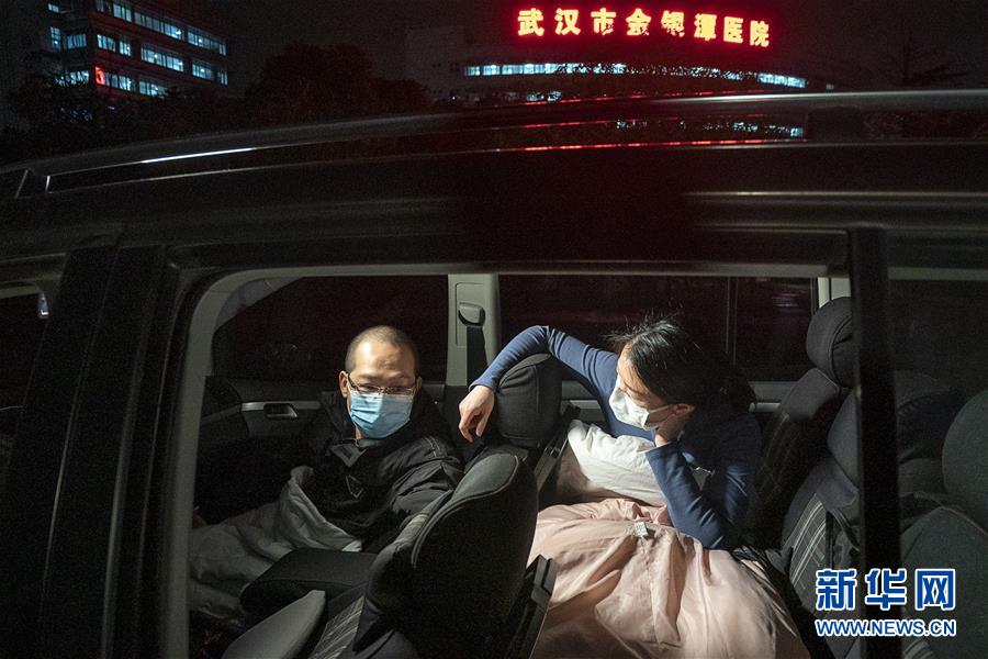 （一線抗疫群英譜&middot;圖文互動）（4）特寫：為節(jié)省10分鐘，這對醫(yī)護(hù)夫妻&ldquo;以車為家&rdquo;
