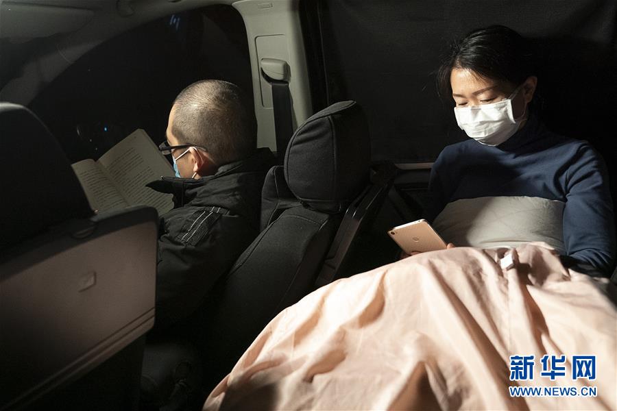 （一線抗疫群英譜&middot;圖文互動）（5）特寫：為節(jié)省10分鐘，這對醫(yī)護(hù)夫妻&ldquo;以車為家&rdquo;