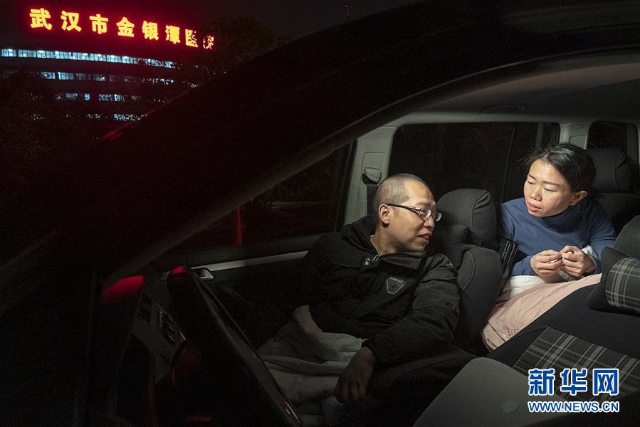 （一線抗疫群英譜&middot;圖文互動）（6）特寫：為節(jié)省10分鐘，這對醫(yī)護(hù)夫妻&ldquo;以車為家&rdquo;