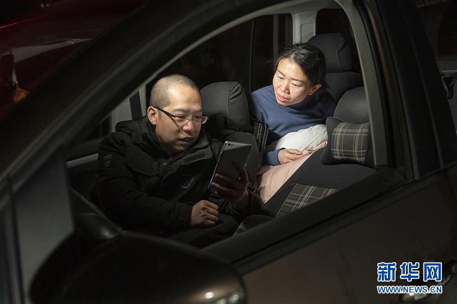 （一線抗疫群英譜&middot;圖文互動）（7）特寫：為節(jié)省10分鐘，這對醫(yī)護(hù)夫妻&ldquo;以車為家&rdquo;