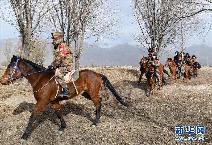 (聚焦疫情防控·圖文互動)(2)行進(jìn)在鄉(xiāng)間的馬背巡邏隊