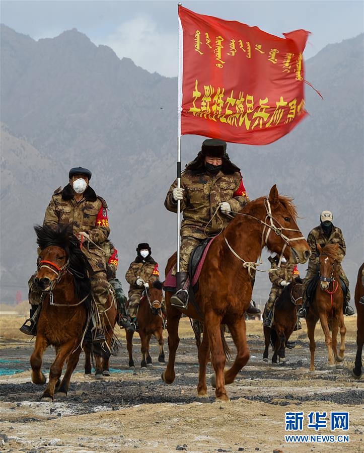 (聚焦疫情防控·圖文互動)(4)行進(jìn)在鄉(xiāng)間的馬背巡邏隊