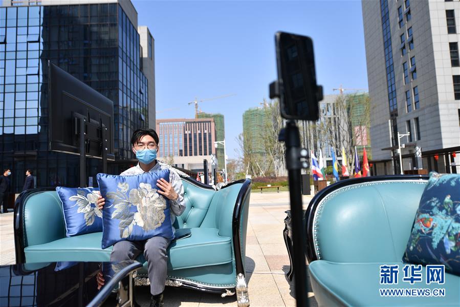 (圖文互動(dòng))(6)展會(huì)變直播 員工變網(wǎng)紅——千億元家具產(chǎn)業(yè)別樣復(fù)工復(fù)產(chǎn)路