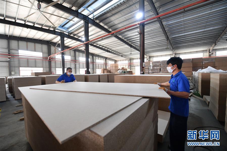 (圖文互動(dòng))(8)展會(huì)變直播 員工變網(wǎng)紅——千億元家具產(chǎn)業(yè)別樣復(fù)工復(fù)產(chǎn)路