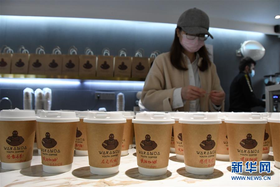 （新華全媒頭條&middot;圖文互動(dòng)）（3）守望相助，堅(jiān)忍不拔&mdash;&mdash;致敬武漢戰(zhàn)&ldquo;疫&rdquo;中千千萬(wàn)萬(wàn)個(gè)平凡英雄