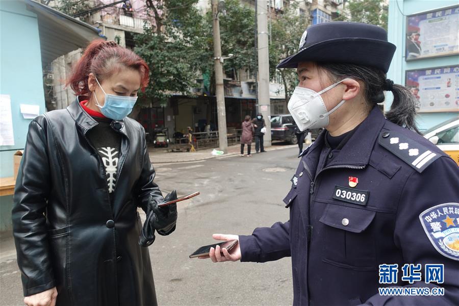 (一線抗疫群英譜·圖文互動)(1)民警王群:老舊小區(qū)里的抗疫“團”長