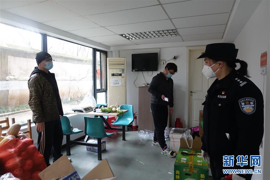 (一線抗疫群英譜·圖文互動)(2)民警王群:老舊小區(qū)里的抗疫“團”長