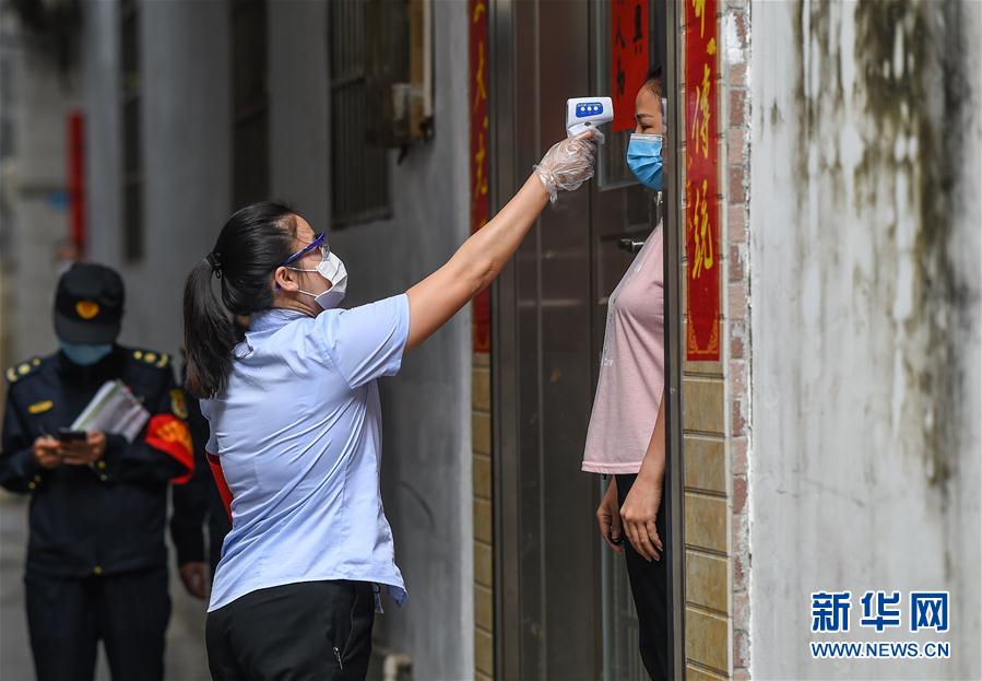 （在習(xí)近平新時(shí)代中國(guó)特色社會(huì)主義思想指引下&mdash;&mdash;新時(shí)代新作為新篇章&middot;習(xí)近平總書(shū)記關(guān)切事）（3）&ldquo;平凡英雄&rdquo;的力量&mdash;&mdash;致敬堅(jiān)守戰(zhàn)&ldquo;疫&rdquo;一線(xiàn)的社區(qū)工作者 