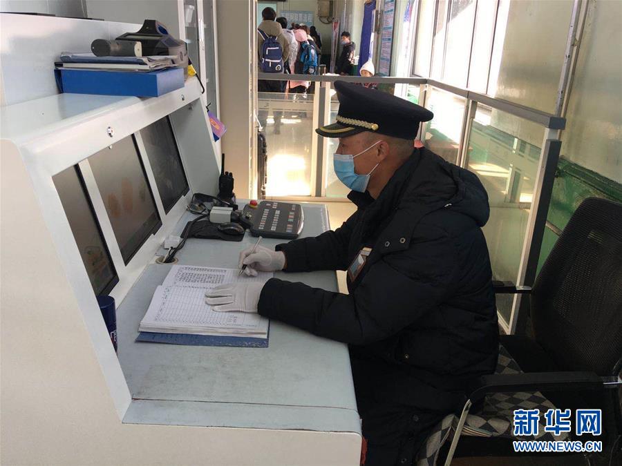 （新華網(wǎng)&middot;圖文互動(dòng)）（1）疫情下，小站鐵路安檢員收獲10多萬(wàn)粉絲