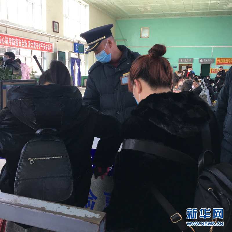 （新華網(wǎng)&middot;圖文互動(dòng)）（2）疫情下，小站鐵路安檢員收獲10多萬(wàn)粉絲
