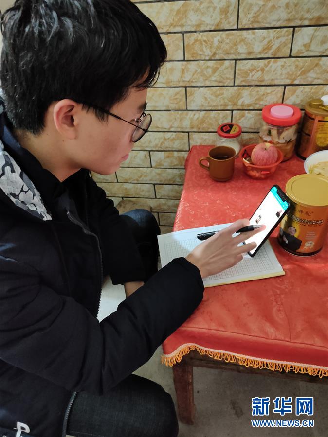 （新華網(wǎng)&middot;圖文互動(dòng)）（1）為&ldquo;逆行者&rdquo;后方護(hù)航，這些大學(xué)生的假期不一般