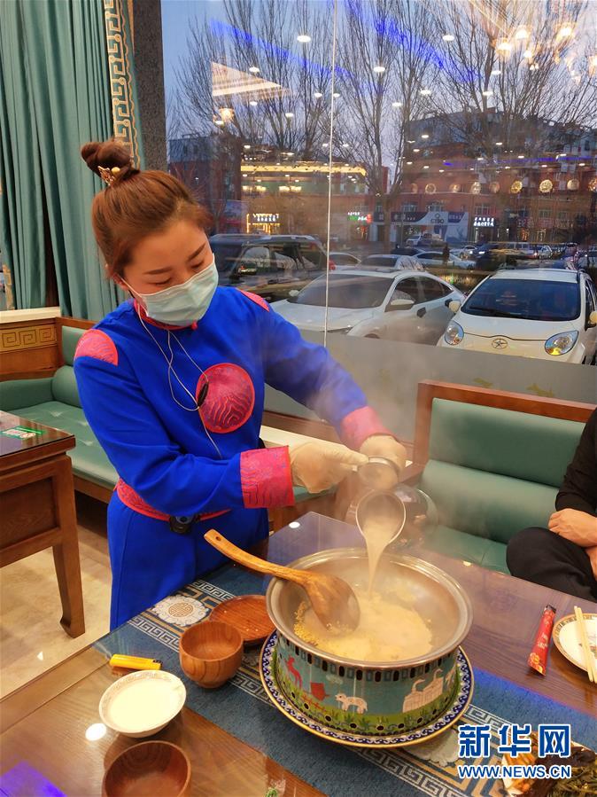 （圖文互動）（2）特寫：限人數(shù)、分餐吃、用公筷&mdash;&mdash;偏遠小城&ldquo;吃飯&rdquo;見聞