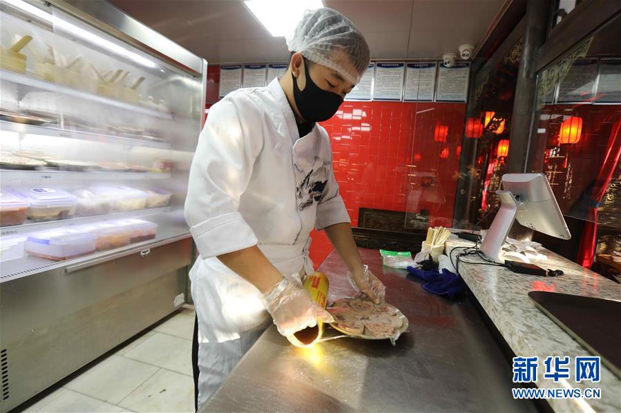 （圖文互動）（4）特寫：限人數(shù)、分餐吃、用公筷&mdash;&mdash;偏遠小城&ldquo;吃飯&rdquo;見聞