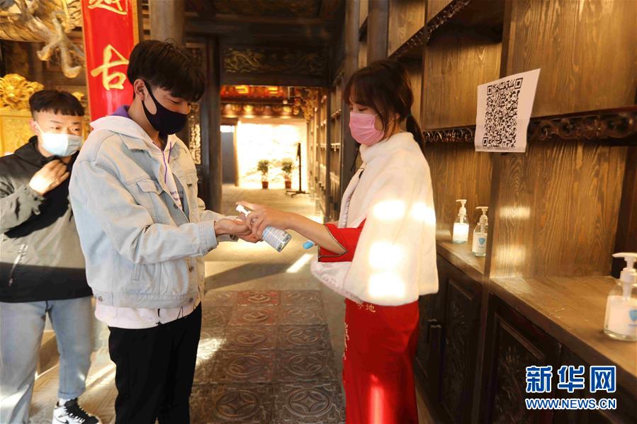 （圖文互動）（5）特寫：限人數(shù)、分餐吃、用公筷&mdash;&mdash;偏遠小城&ldquo;吃飯&rdquo;見聞