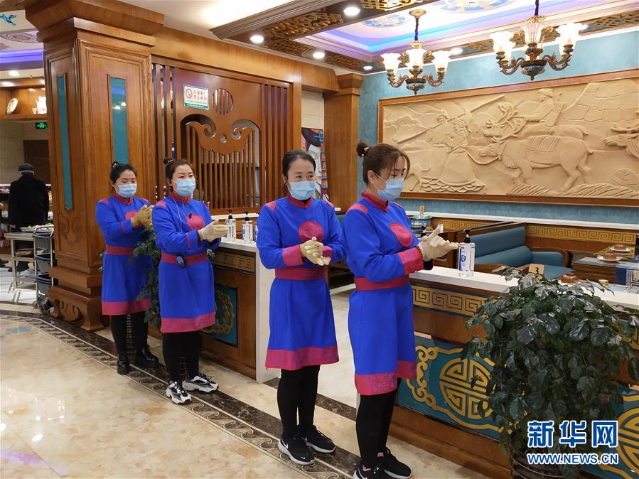 （圖文互動）（6）特寫：限人數(shù)、分餐吃、用公筷&mdash;&mdash;偏遠小城&ldquo;吃飯&rdquo;見聞