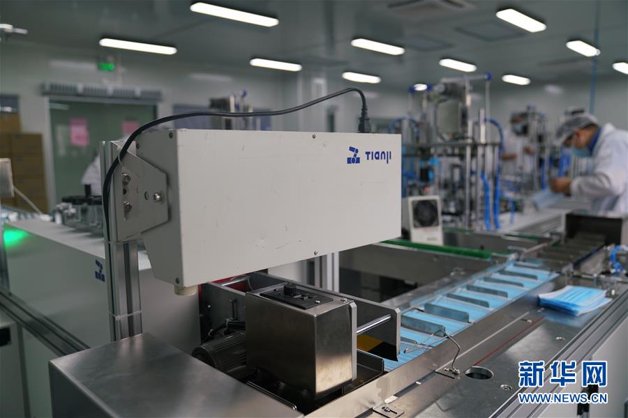 (聚焦疫情防控·圖文互動)(1)口罩機“微創(chuàng)新”里的工匠精神