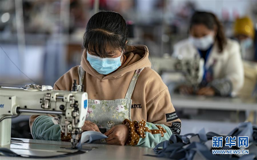 （在習近平新時代中國特色社會主義思想指引下&mdash;&mdash;新時代新作為新篇章&middot;習近平總書記關切事&middot;圖文互動）（1）戰(zhàn)&ldquo;疫&rdquo;要勁時，戰(zhàn)&ldquo;貧&rdquo;再加把勁！&mdash;&mdash;中央各部門助力脫貧攻堅很給力