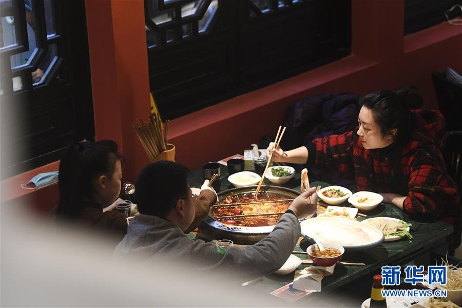 (聚焦復(fù)工復(fù)產(chǎn)·圖文互動(dòng))(1)重慶兩江又飄火鍋香