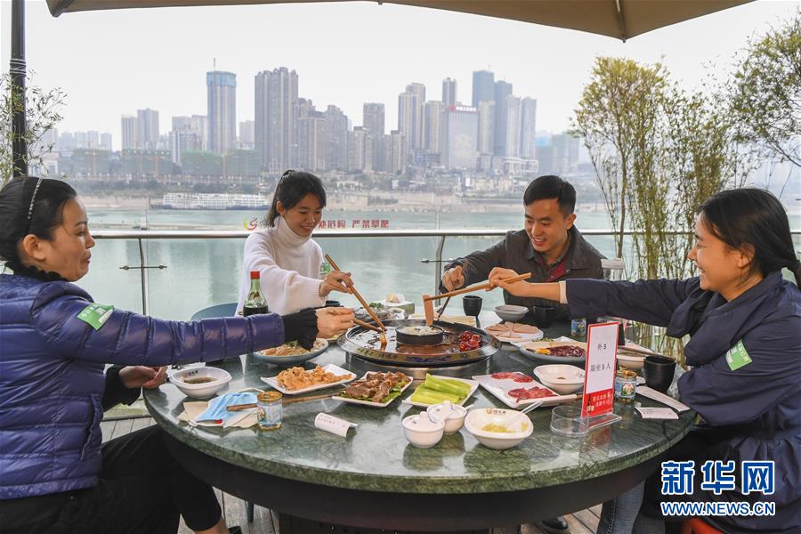 (聚焦復(fù)工復(fù)產(chǎn)·圖文互動(dòng))(3)重慶兩江又飄火鍋香