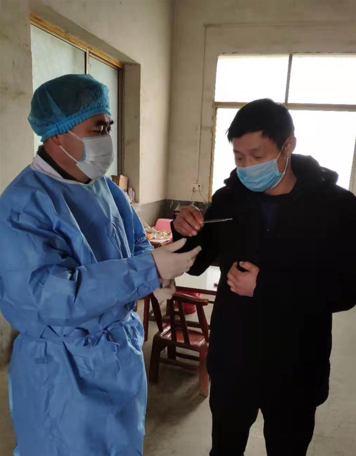 (聚焦疫情防控·圖文互動)(1)一位鄉(xiāng)村醫(yī)生和他的疫情排查“突擊隊(duì)”