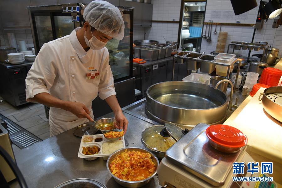 （聚焦復(fù)工復(fù)產(chǎn)&middot;圖文互動(dòng)）（5）觸網(wǎng)接單、開(kāi)發(fā)簡(jiǎn)餐、直播賣(mài)貨&mdash;&mdash;餐企換招自救