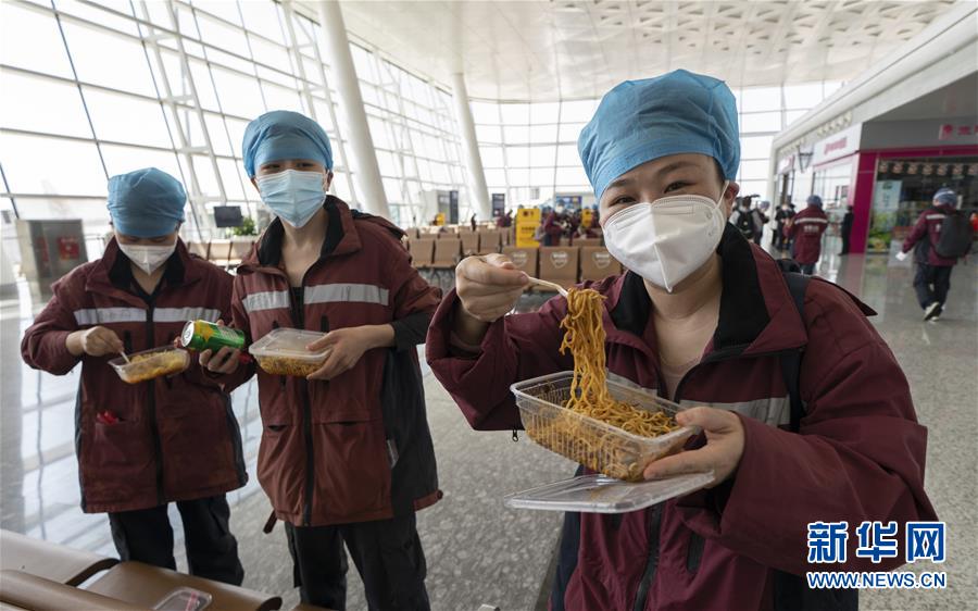 （新華全媒頭條&middot;圖文互動）（13）最美逆行者，武漢永遠記得你！&mdash;&mdash;首批援鄂醫(yī)療隊返程紀實