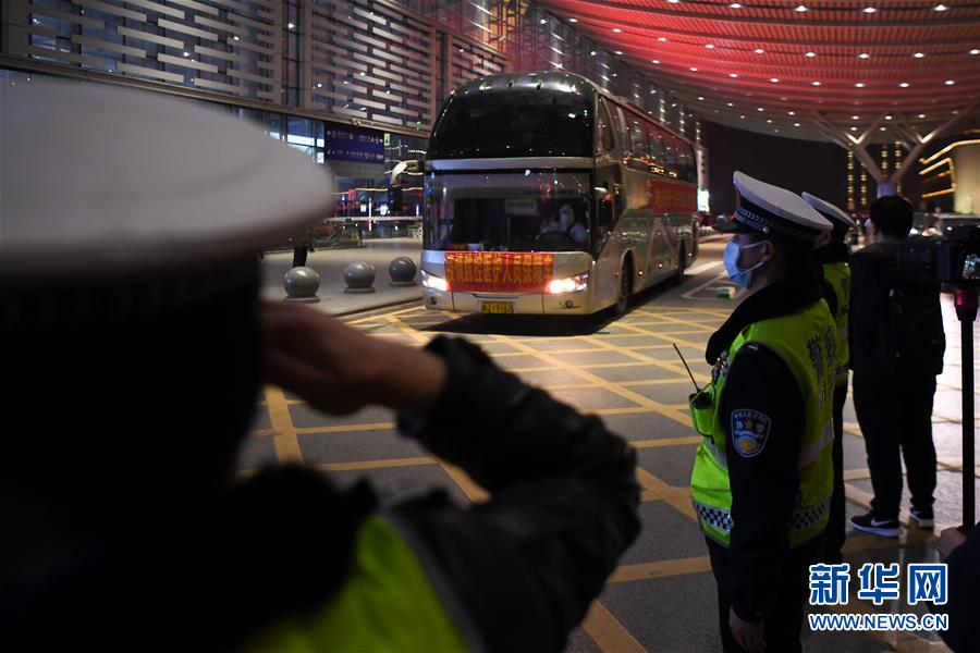 （新華全媒頭條&middot;圖文互動）（15）最美逆行者，武漢永遠記得你！&mdash;&mdash;首批援鄂醫(yī)療隊返程紀實