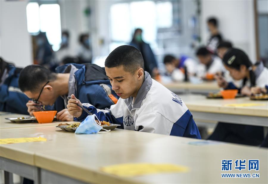 （圖文互動）（6）&ldquo;早&rdquo;安同學，&ldquo;早&rdquo;安老師！&mdash;&mdash;新疆初高中畢業(yè)班復課一周回訪見聞