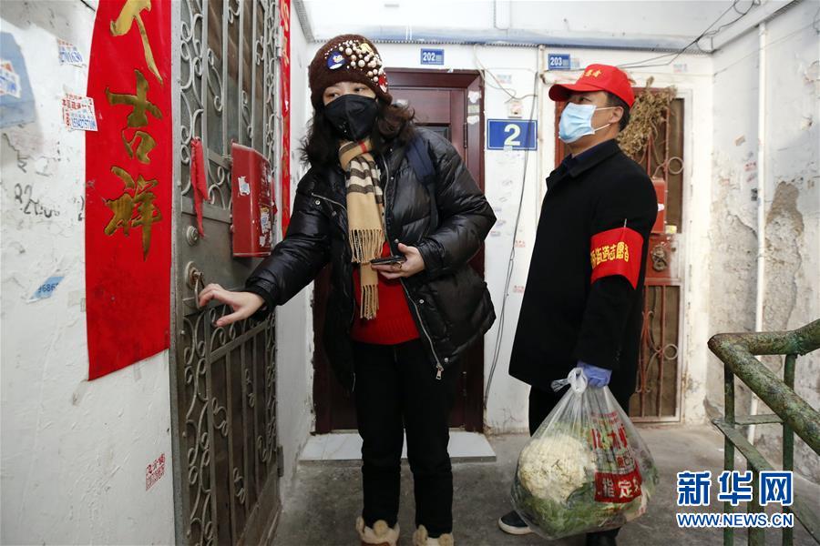 （習(xí)近平致敬的戰(zhàn)&ldquo;疫&rdquo;英雄&middot;社區(qū)工作者篇&middot;圖文互動）（6）他們，堅守一線戰(zhàn)風(fēng)雨