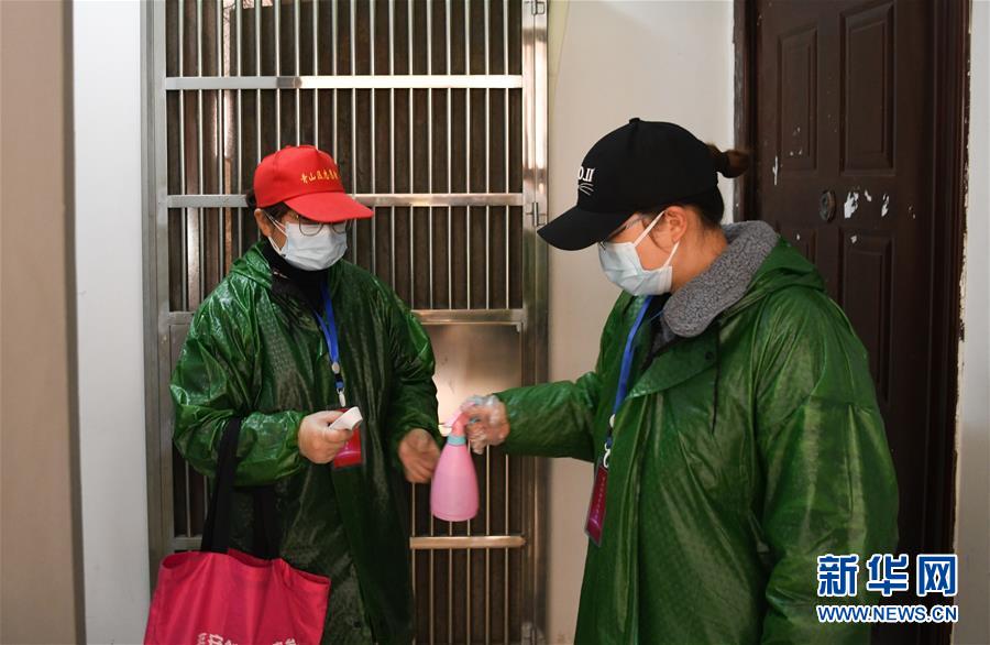 （習(xí)近平致敬的戰(zhàn)&ldquo;疫&rdquo;英雄&middot;社區(qū)工作者篇&middot;圖文互動）（9）他們，堅守一線戰(zhàn)風(fēng)雨