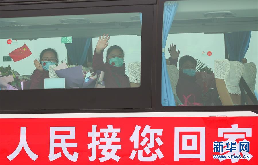 （在習(xí)近平新時代中國特色社會主義思想指引下&mdash;&mdash;新時代新作為新篇章&middot;習(xí)近平總書記關(guān)切事&middot;圖文互動）（2）給你最溫暖的擁抱&mdash;&mdash;保護(hù)關(guān)心愛護(hù)抗疫一線醫(yī)務(wù)人員在行動