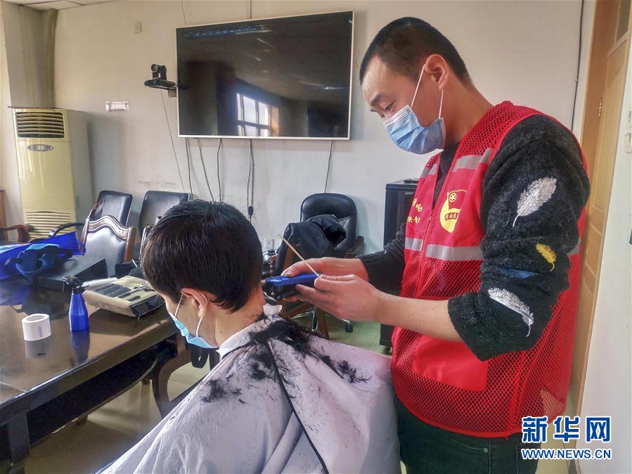 （一線抗疫群英譜&middot;圖文互動(dòng)）（2）&ldquo;小小發(fā)屋&rdquo;溢真情&mdash;&mdash;新疆&ldquo;90后&rdquo;義務(wù)理發(fā)師馬國仁的故事