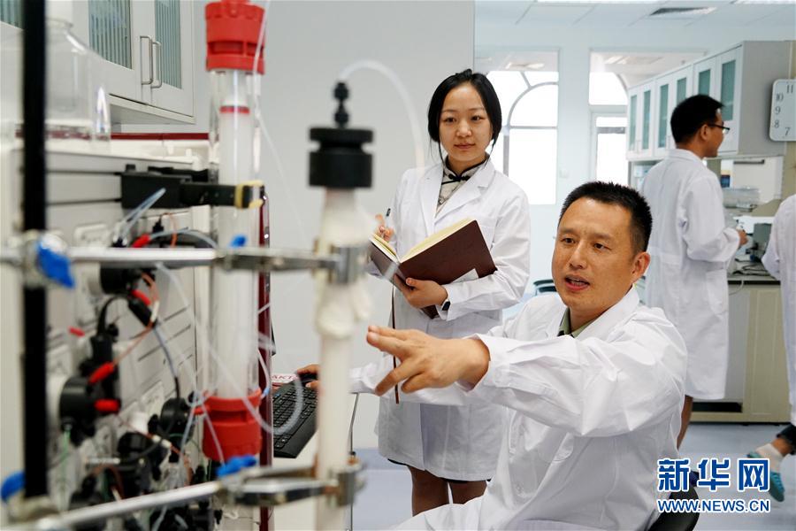 （習(xí)近平致敬的戰(zhàn)&ldquo;疫&rdquo;英雄&middot;科技工作者篇&middot;圖文互動(dòng)）（2）他們，爭(zhēng)分奪秒與病魔較量