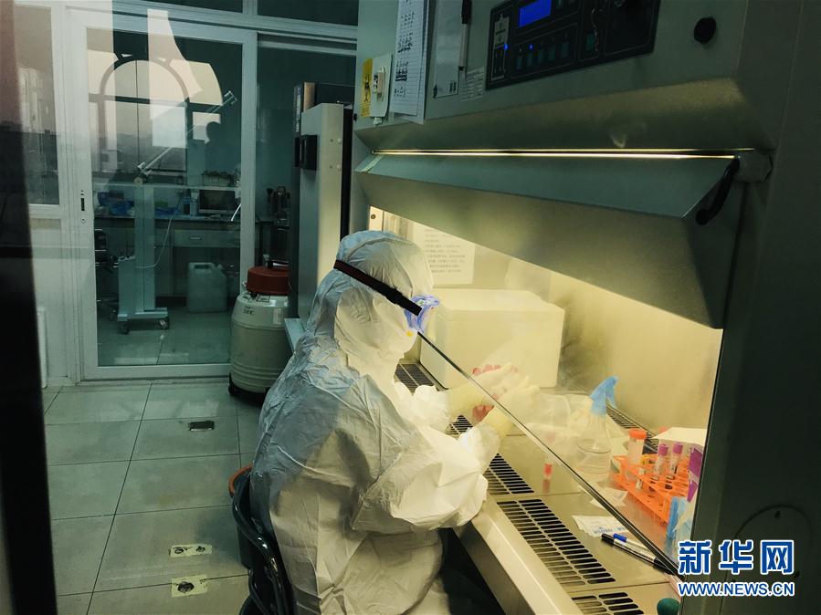 （習(xí)近平致敬的戰(zhàn)&ldquo;疫&rdquo;英雄&middot;科技工作者篇&middot;圖文互動(dòng)）（3）他們，爭(zhēng)分奪秒與病魔較量