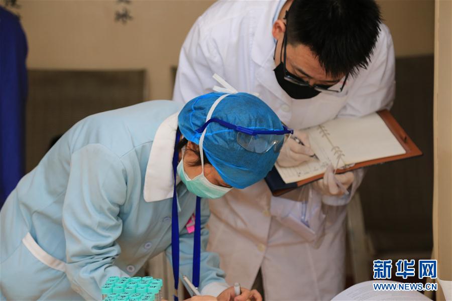 （習(xí)近平致敬的戰(zhàn)&ldquo;疫&rdquo;英雄&middot;科技工作者篇&middot;圖文互動(dòng)）（8）他們，爭(zhēng)分奪秒與病魔較量