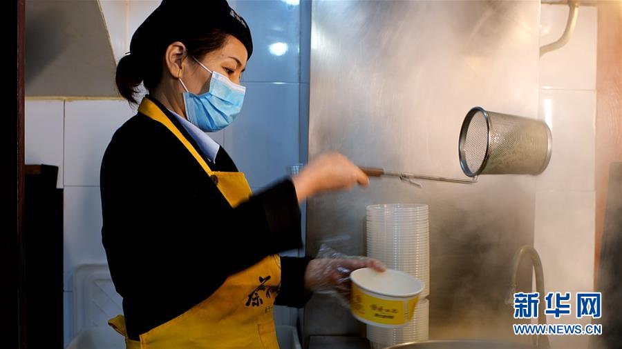 （新華全媒頭條&middot;習(xí)近平致敬的戰(zhàn)&ldquo;疫&rdquo;英雄&middot;武漢人民篇&middot;圖文互動）（15）壯哉，大武漢&mdash;&mdash;獻給英雄的武漢人民