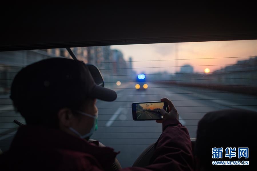 （新華全媒頭條&middot;習(xí)近平致敬的戰(zhàn)&ldquo;疫&rdquo;英雄&middot;武漢人民篇&middot;圖文互動）（12）壯哉，大武漢&mdash;&mdash;獻給英雄的武漢人民