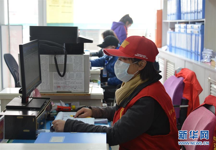 （一線(xiàn)抗疫群英譜&middot;圖文互動(dòng)）（2）社區(qū)書(shū)記李?lèi)偅簝蓚€(gè)多月，沒(méi)和家人吃過(guò)一次團(tuán)圓飯