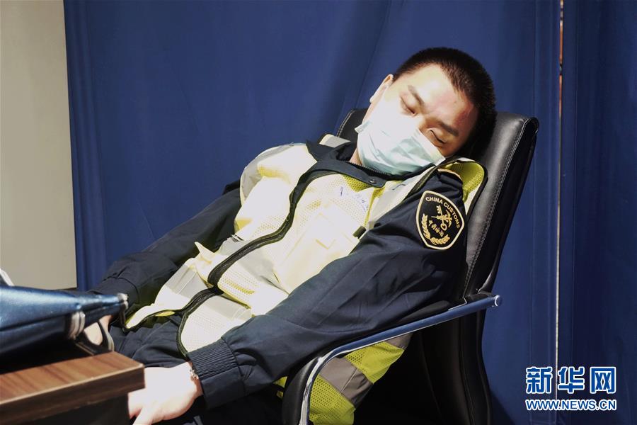 (一線(xiàn)抗疫群英譜·圖文互動(dòng))武漢天河機(jī)場(chǎng)海關(guān)王銳:堅(jiān)守國(guó)門(mén)一線(xiàn)69天 嚴(yán)防疫情輸入輸出