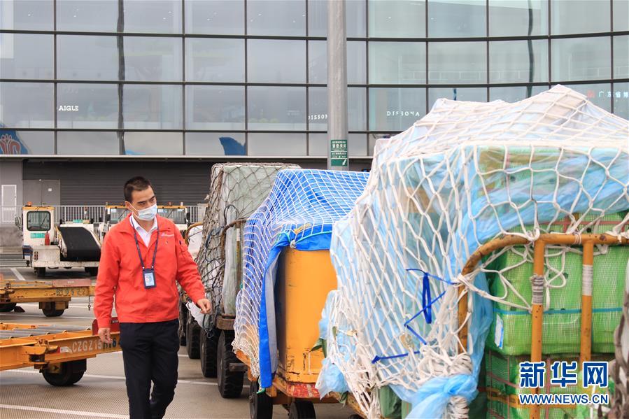 （一線抗疫群英譜&middot;圖文互動(dòng)）機(jī)坪上，他為抗疫物資保駕護(hù)航