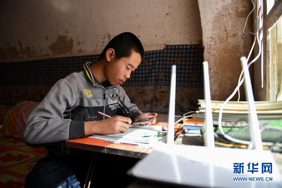 (在習(xí)近平新時(shí)代中國(guó)特色社會(huì)主義思想指引下——新時(shí)代新作為新篇章·習(xí)近平總書記關(guān)切事·圖文互動(dòng))(7)讓城市更聰明 讓經(jīng)濟(jì)更智慧——各地加快形成數(shù)字新動(dòng)能促經(jīng)濟(jì)社會(huì)行穩(wěn)致遠(yuǎn)