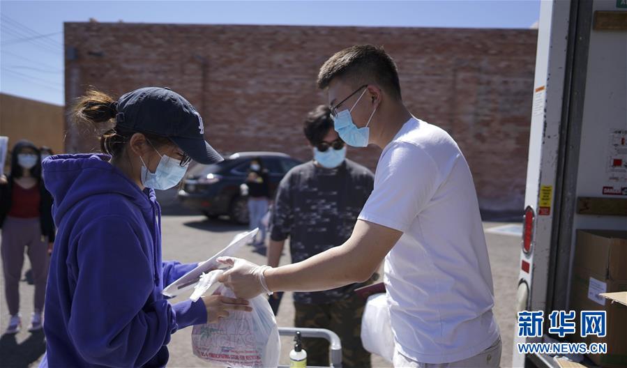 (國(guó)際疫情·圖文互動(dòng))(5)“來自祖國(guó)濃濃的愛”——在美留學(xué)生領(lǐng)取“健康包”背后的故事