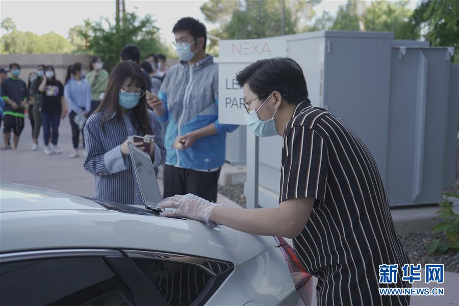 (國(guó)際疫情·圖文互動(dòng))(6)“來自祖國(guó)濃濃的愛”——在美留學(xué)生領(lǐng)取“健康包”背后的故事