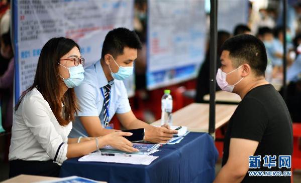 （聚焦復工復產(chǎn)）（3）海口舉辦&ldquo;戰(zhàn)疫情&middot;促就業(yè)&rdquo;招聘會