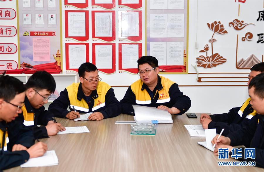 (新華全媒頭條·圖文互動)(12)用腳步和忠誠守護(hù)雪域天路——記青藏鐵路望昆線路車間副主任于本蕃